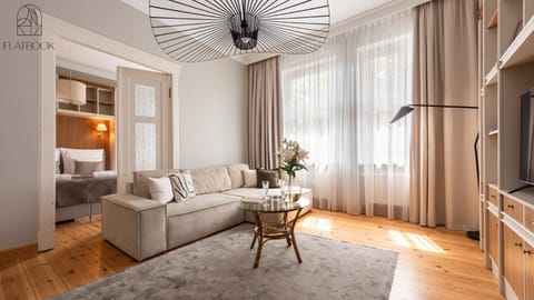 Bed, TV and multimedia, Living room, Photo of the whole room, Seating area, Bedroom