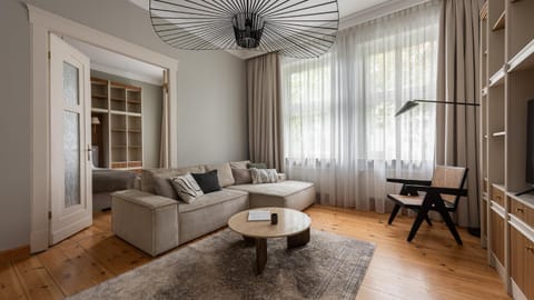 Bed, TV and multimedia, Living room, Photo of the whole room, Seating area