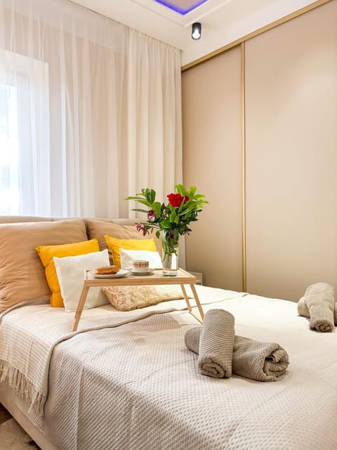 Photo of the whole room, Bedroom, towels