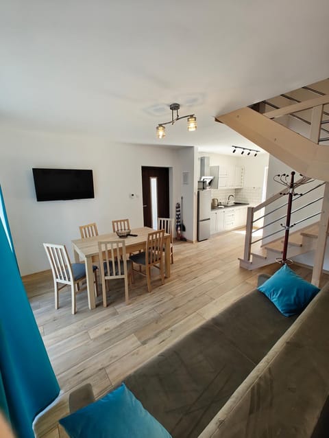 Communal lounge/ TV room, TV and multimedia, Kitchen or kitchenette, Living room, Seating area, Dining area