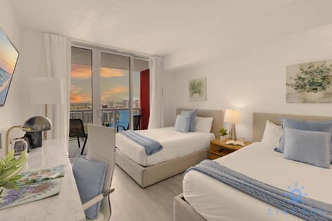 Infinite Views - Private Balcony -Poolside Bliss Near the Beach Apartment in Hallandale Beach