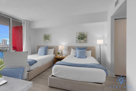 Infinite Views - Private Balcony -Poolside Bliss Near the Beach Apartment in Hallandale Beach