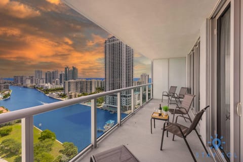 Infinite Views - Private Balcony -Poolside Bliss Near the Beach Apartment in Hallandale Beach