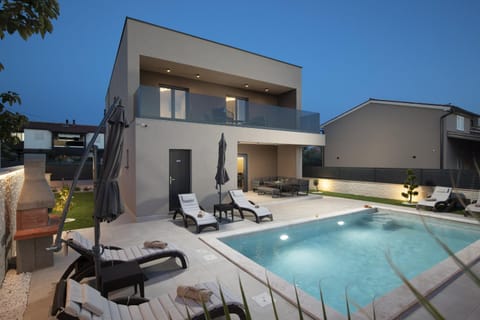 Property building, BBQ facilities, Balcony/Terrace, Swimming pool, Entertainment, sunbed