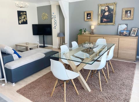 Living room, Dining area, pet friendly