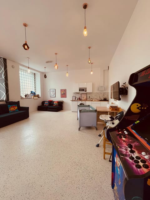 Game Room, Kitchen or kitchenette, cot
