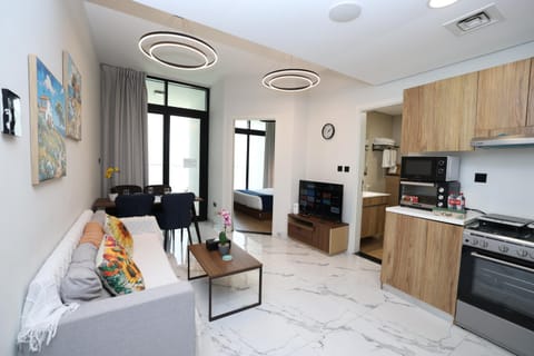 Bathroom, TV and multimedia, Kitchen or kitchenette, Living room, Photo of the whole room, Seating area, Dining area, Evening entertainment, microwave, toaster, air conditioner