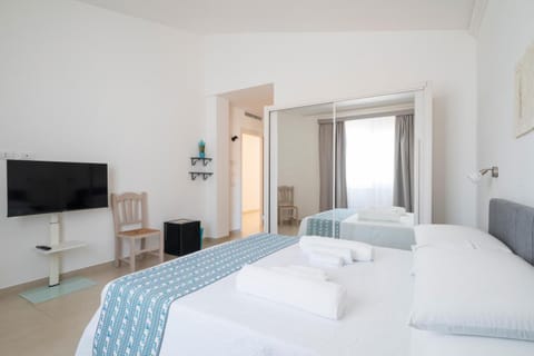 Bed, TV and multimedia, Bedroom, minibar, wardrobe