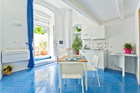 Day, Dining area