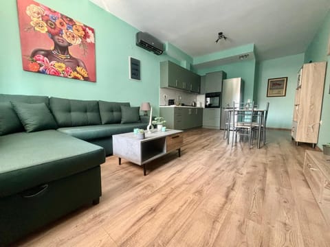 Kitchen or kitchenette, Seating area, Dining area, stove