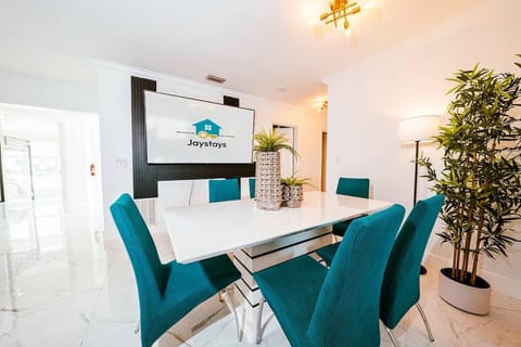 Luxe 4 BR Heated Pool - Hardrock - Stadium - Beach House in Hollywood