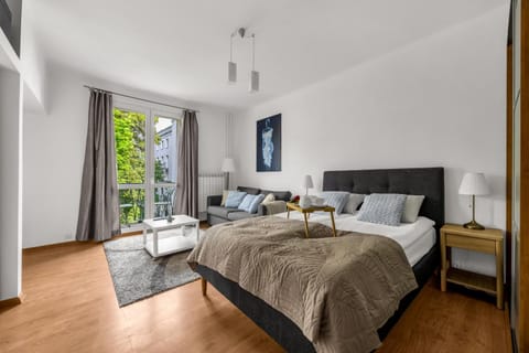 Bed, Living room, Photo of the whole room, Seating area, Bedroom, towels