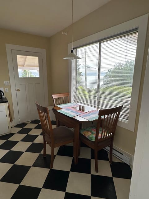 Sweet Home Alert Bay House in Vancouver Island