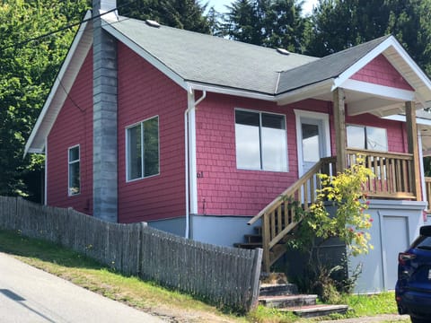 Sweet Home Alert Bay House in Vancouver Island