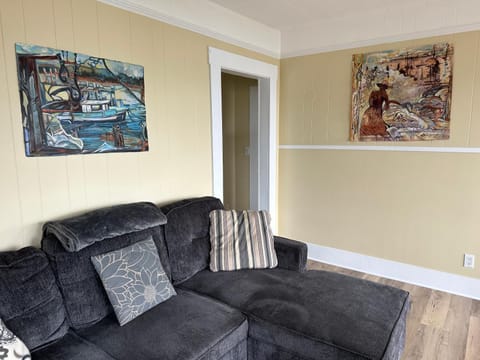 Sweet Home Alert Bay House in Vancouver Island