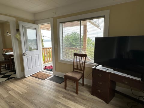 Sweet Home Alert Bay House in Vancouver Island