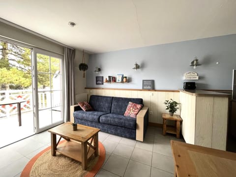 Bed, Living room, Bedroom, fireplace, kitchen