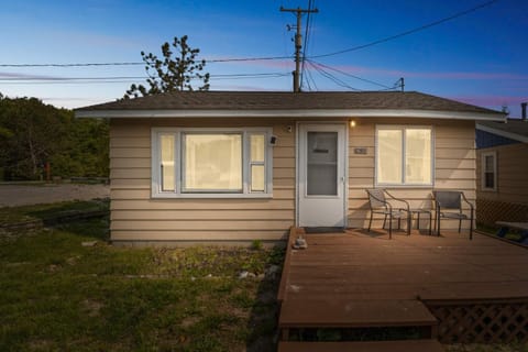 Cozy & Easy - Steps to the Sand House in Oscoda Township