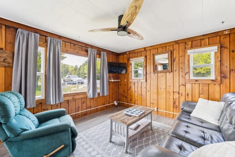 Cozy & Easy - Steps to the Sand House in Oscoda Township