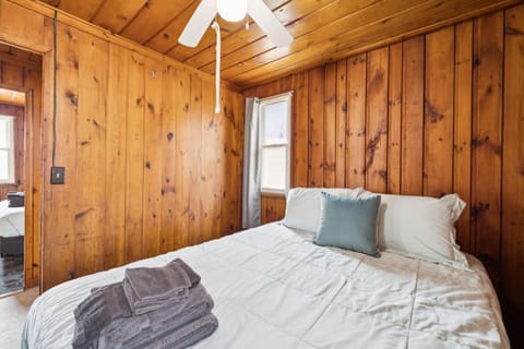 Cozy Classic Close to Beach House in Oscoda Township