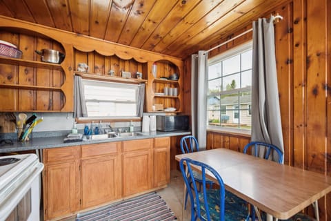 Cozy Classic Close to Beach House in Oscoda Township