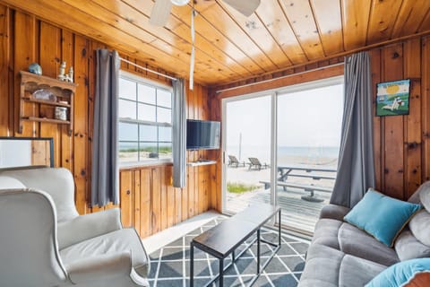 Cozy Classic Close to Beach House in Oscoda Township