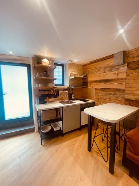 Kitchen or kitchenette, Dining area