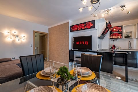 TV and multimedia, Kitchen or kitchenette, Living room, Seating area, Dining area, Entertainment