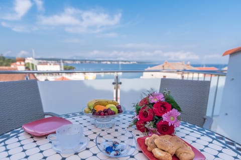 Day, Natural landscape, View (from property/room), Balcony/Terrace, Balcony/Terrace, Food and drinks, Dining area, Food, City view, Sea view, Street view