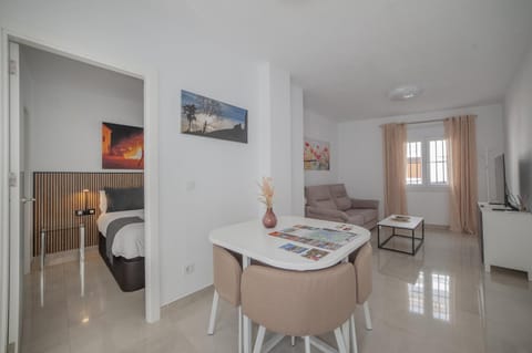 Bed, TV and multimedia, Living room, Photo of the whole room, Seating area, Dining area, Bedroom