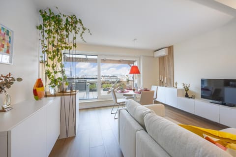 Communal lounge/ TV room, TV and multimedia, Living room, Seating area, Dining area, Evening entertainment