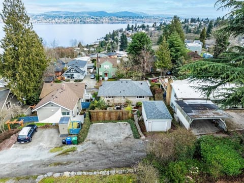 Lake Washington View Home with Hot Tub BBQ Garden House in Tukwila