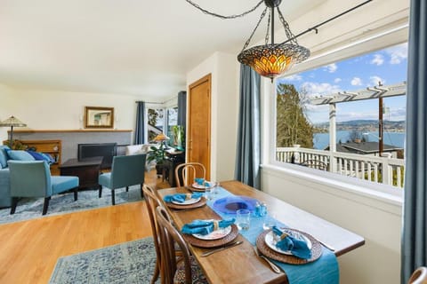 Lake Washington View Home with Hot Tub BBQ Garden House in Tukwila