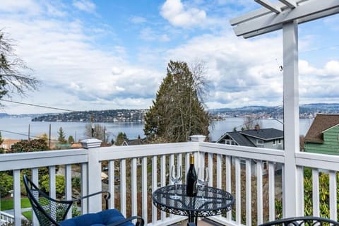 Lake Washington View Home with Hot Tub BBQ Garden House in Tukwila