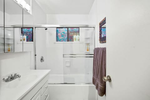 2BR Close To Stanford, Medical Center and Hospital House in West Menlo Park