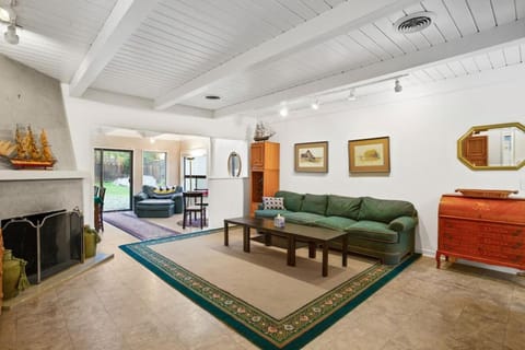 2BR Close To Stanford, Medical Center and Hospital House in West Menlo Park