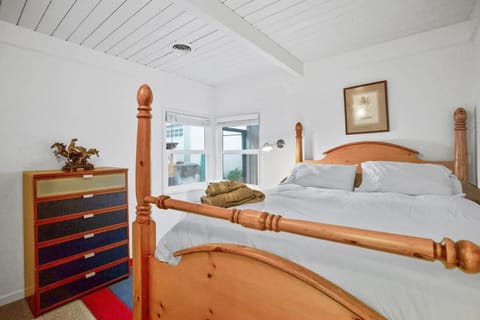 2BR Close To Stanford, Medical Center and Hospital House in West Menlo Park