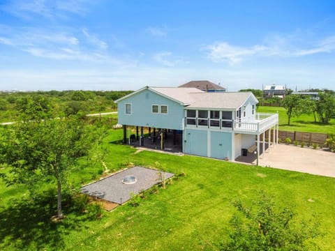 Bay Views,King Bed,Close to Sand,Lvl 2 Car Charger House in Bolivar Peninsula