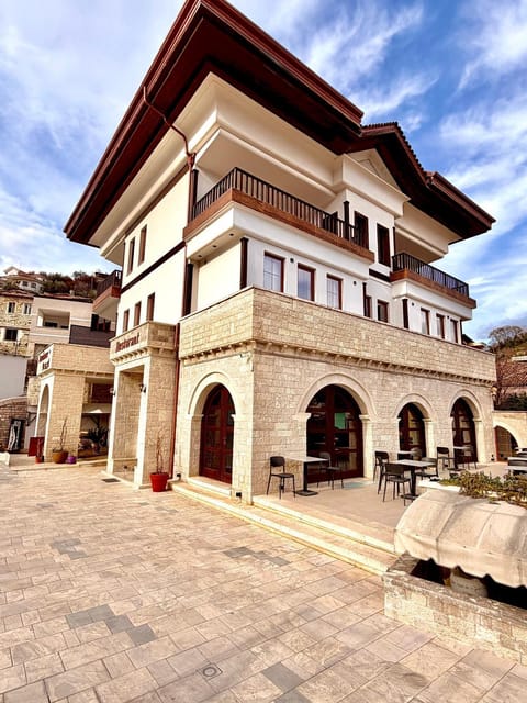 Property building, Restaurant/places to eat, Garden, Breakfast