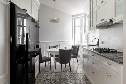 Kitchen or kitchenette, Dining area, stove