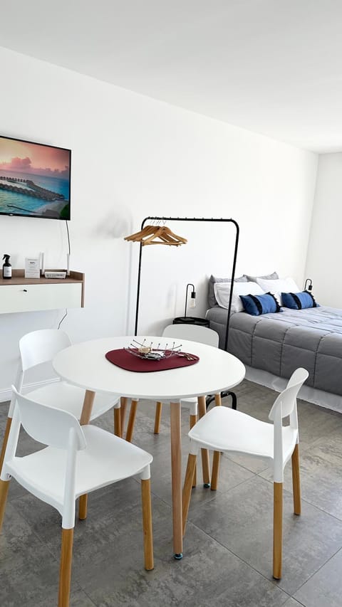 Bed, TV and multimedia, Photo of the whole room, Seating area, Bedroom