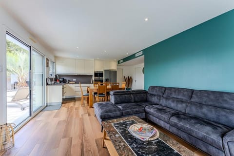 Kitchen or kitchenette, Seating area