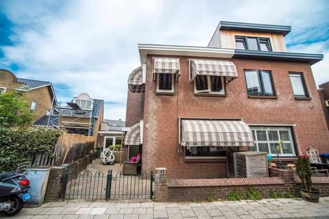 Property building, Day, Neighbourhood, Street view, Location