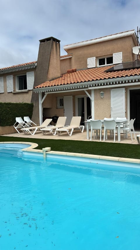 Property building, Patio, Day, Pool view, Swimming pool, sunbed