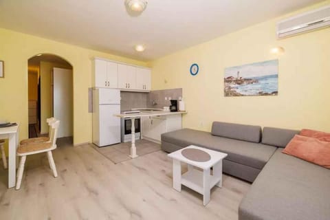 Summer, Coffee/tea facilities, Living room, Seating area, Dining area, air conditioner