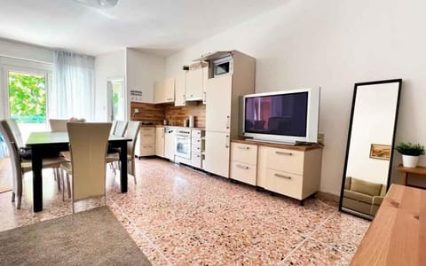 Summer, TV and multimedia, Kitchen or kitchenette, Living room, Dining area