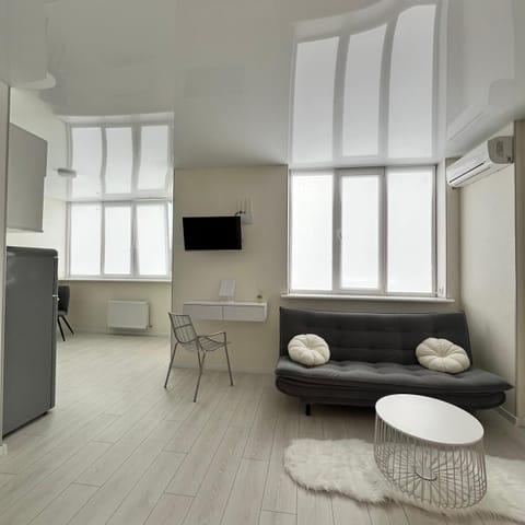 Communal lounge/ TV room, TV and multimedia, Living room, Seating area, air conditioner