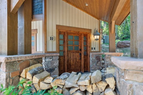 Deer Valley Peak Retreat - 4 bedroom, 4 bath House in Deer Valley
