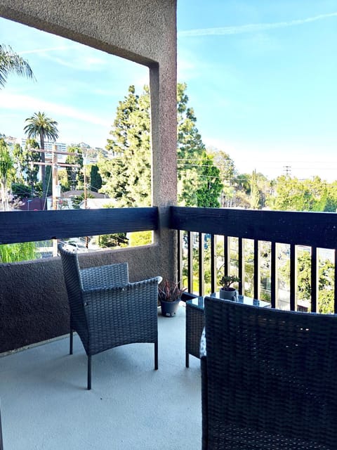 Skyline Escape 1-Bedroom with Balcony and Roof-Top Pool Apartment in West Hollywood