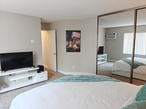 Skyline Escape 1-Bedroom with Balcony and Roof-Top Pool Apartment in West Hollywood